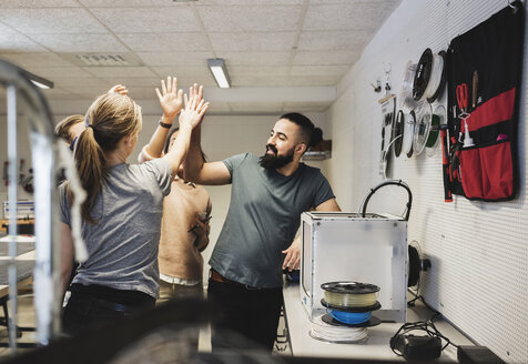 Ingenieure geben sich in der Werkstatt des Kreativbüros die Klinke in die Hand - MASF03655