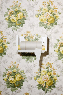 Fertiges Toilettenpapier an der Wand mit Design - MASF03663