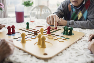 Ausgeschnittenes Bild von Menschen, die in einem Pflegeheim Ludo spielen - MASF03693