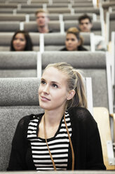 Nahaufnahme einer schönen jungen Frau, die im Auditorium sitzt - MASF03709