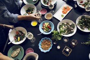 Ausgeschnittenes Bild von Freunden beim Essen am Tisch - MASF03735