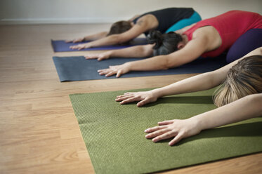 Frauen, die im Fitnessstudio Yoga in der Haltung des Kindes praktizieren - CAVF38059
