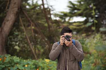 Männlicher Wanderer beim Fotografieren im Wald - CAVF38099