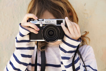 Nahaufnahme eines Jungen beim Fotografieren mit der Kamera - CAVF38240