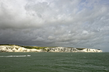 Vereinigtes Königreich, Dover, Blick vom Ärmelkanal auf Kreidefelsen - LBF01926