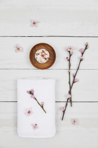 Kirschblüten-Seifenkugel mit Handtuch, lizenzfreies Stockfoto