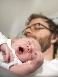 Father and newborn girl sleeping - LAF01993