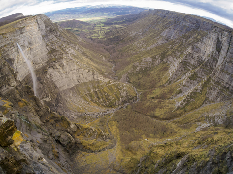 Spanien, Baskenland, Euskadi, Wasserfall der Nervion-Quelle, Canyon del Nervion, Weitwinkelansicht, lizenzfreies Stockfoto