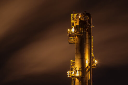 Vereinigtes Königreich, Grangemouth, Petrochemische Raffinerie, Schornstein bei Nacht - SMAF01005