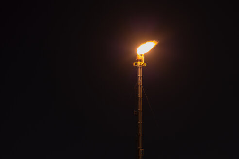 Vereinigtes Königreich, Grangemouth, Petrochemische Raffinerie bei Nacht, Gasflamme - SMAF01009