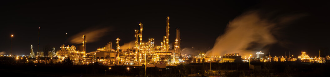 United Kingdom, Grangemouth, Panoramic view of petrochemical refinery at night - SMAF01010