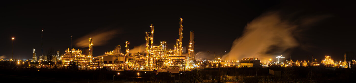 Vereinigtes Königreich, Grangemouth, Panoramablick auf petrochemische Raffinerie bei Nacht - SMAF01010