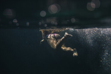 Tiefschnitt einer jungen Frau beim Schwimmen unter Wasser - CAVF38261