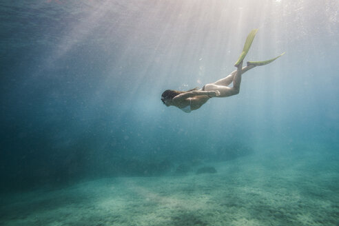 Seitenansicht einer im Meer schwimmenden Frau - CAVF38269