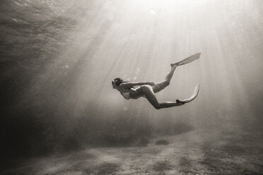 Seitenansicht einer Frau beim Schwimmen unter Wasser - CAVF38270