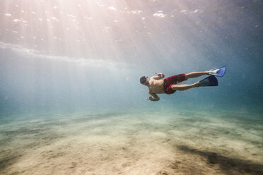 Mann zeigt Shaka-Zeichen beim Schwimmen unter Wasser - CAVF38277