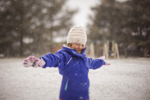 Glückliches Mädchen genießt den Schnee, lizenzfreies Stockfoto