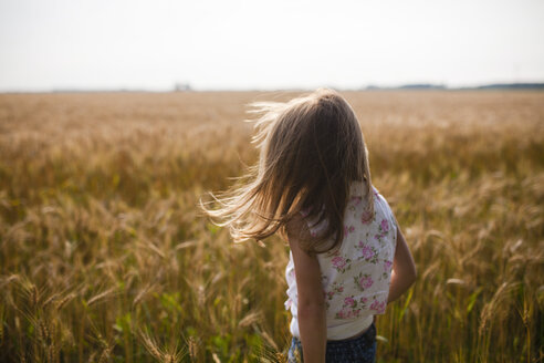 Rückansicht eines Mädchens auf einem Bauernhof - CAVF38294