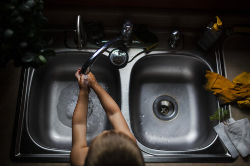 Hoher Blickwinkel des Jungen beim Händewaschen in der Spüle zu Hause - CAVF38299