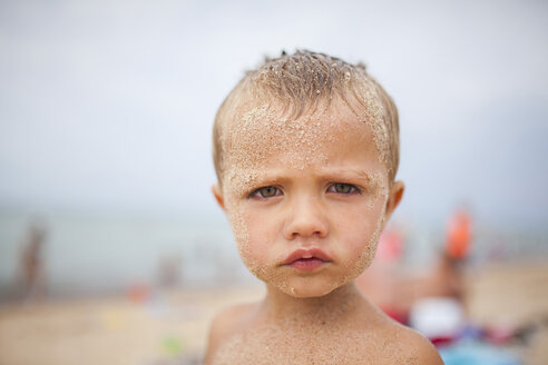 Porträt eines unordentlichen Jungen am Strand gegen den Himmel - CAVF38305