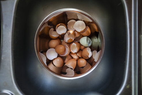 Draufsicht auf Eierschalen in einer Schüssel in der Küche - CAVF38323