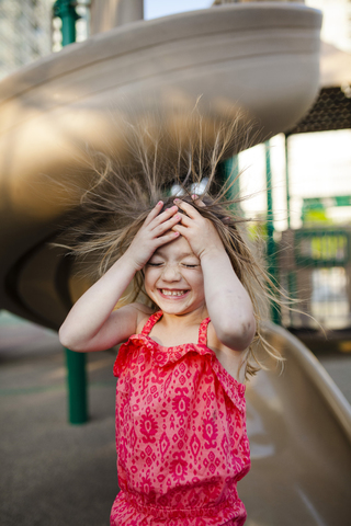 Glückliches Mädchen auf dem Spielplatz, lizenzfreies Stockfoto