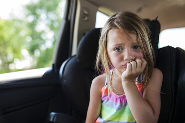 Porträt eines verärgerten Mädchens mit Fingern im Mund - CAVF38353