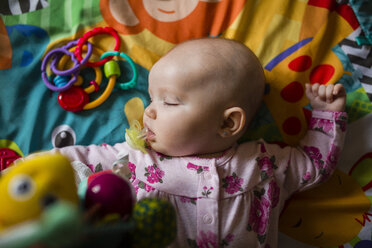 Overhead-Ansicht von niedlichen Baby-Mädchen schlafen auf dem Bett zu Hause - CAVF38437