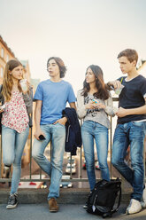 Teenager verbringen ihre Freizeit auf der Brücke - MASF03790
