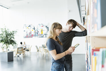 Junge Freunde lesen ein Buch in der Universitätsbibliothek - MASF03839