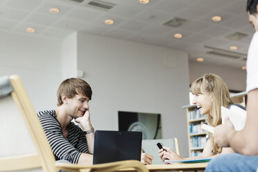 Junge Studenten recherchieren in der Hochschulbibliothek - MASF03842