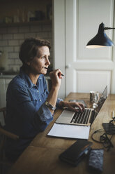 Nachdenklicher Industriedesigner in seinem Büro zu Hause - MASF03847