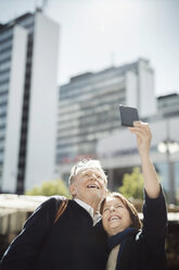 Älteres Paar macht Selfie mit dem Smartphone in der Stadt - MASF03977