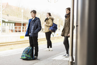 Schüler warten am Bahnhof auf den Zug - MASF04003