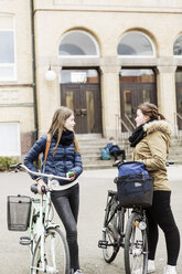 Schulmädchen mit Fahrrädern im Gespräch vor dem Schulgebäude - MASF04007