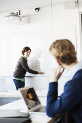 Professor unterrichtet Student im Klassenzimmer - MASF04058