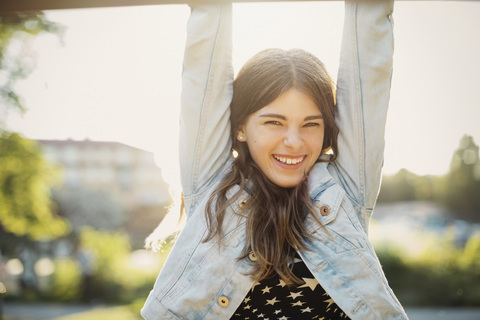 Porträt eines glücklichen Teenagers, der im Park hängt, lizenzfreies Stockfoto