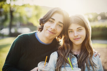 Porträt von lächelnden Teenagern im Park an einem sonnigen Tag - MASF04073