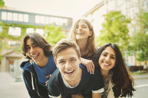 Portrait of teenagers enjoying outdoors - MASF04074