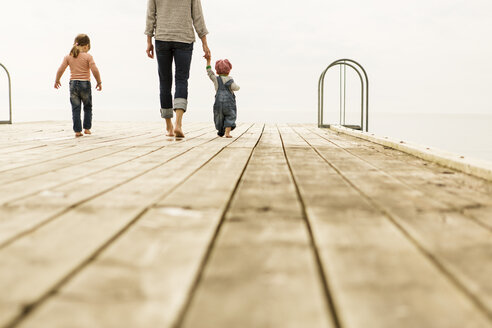 Rückansicht einer Familie auf dem Pier gegen den klaren Himmel - MASF04088