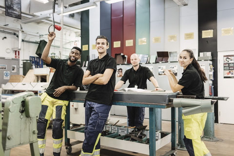 Porträt von Gymnasiasten und Lehrern am Tisch im Workshop, lizenzfreies Stockfoto