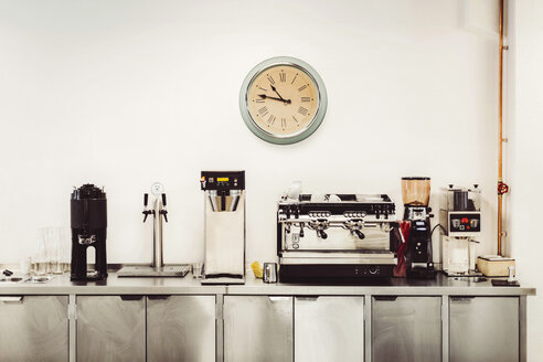 Olika kaffemaskiner och klocka i servering - MASF04108