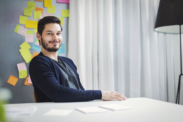 Porträt eines selbstbewussten Geschäftsmannes, der am Schreibtisch im Büro sitzt - MASF04124