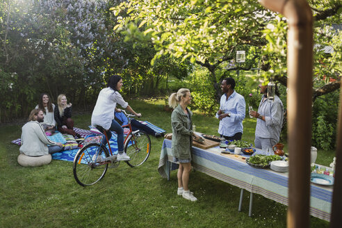 Multiethnische Freunde feiern ein Sommerfest im Garten - MASF04144