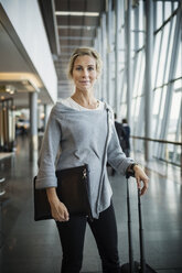 Porträt einer selbstbewussten Geschäftsfrau mit Gepäck auf einem Flughafen - MASF04152