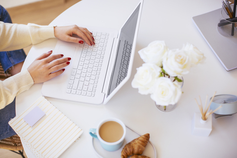 Frau benutzt Laptop zu Hause, lizenzfreies Stockfoto