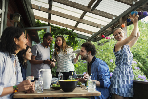 Glückliche Freunde beim Sommerfest in der Blockhütte, lizenzfreies Stockfoto