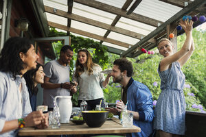 Glückliche Freunde beim Sommerfest in der Blockhütte - MASF04254