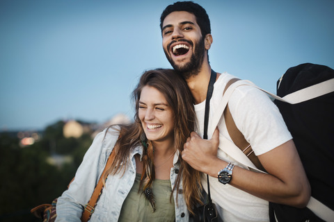 Glückliches Touristenpaar genießt vor blauem Himmel, lizenzfreies Stockfoto