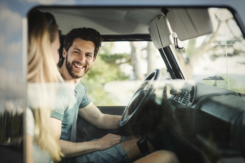 Glücklicher Mann genießt Road Trip mit Frau, lizenzfreies Stockfoto